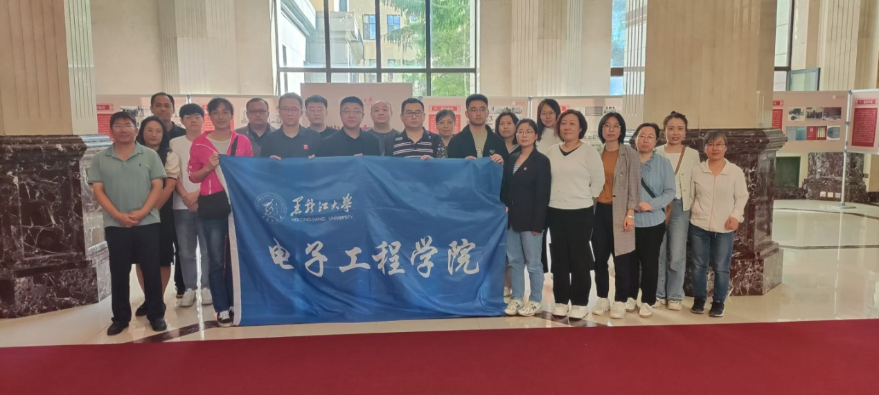 FIFA世界杯网站参观赵洵生平图片展